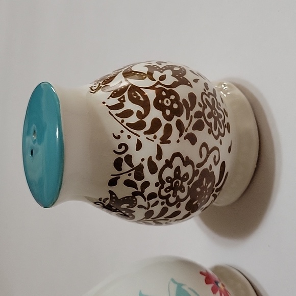 Pioneer Woman Salt and Pepper Shakers - Picture 3 of 5